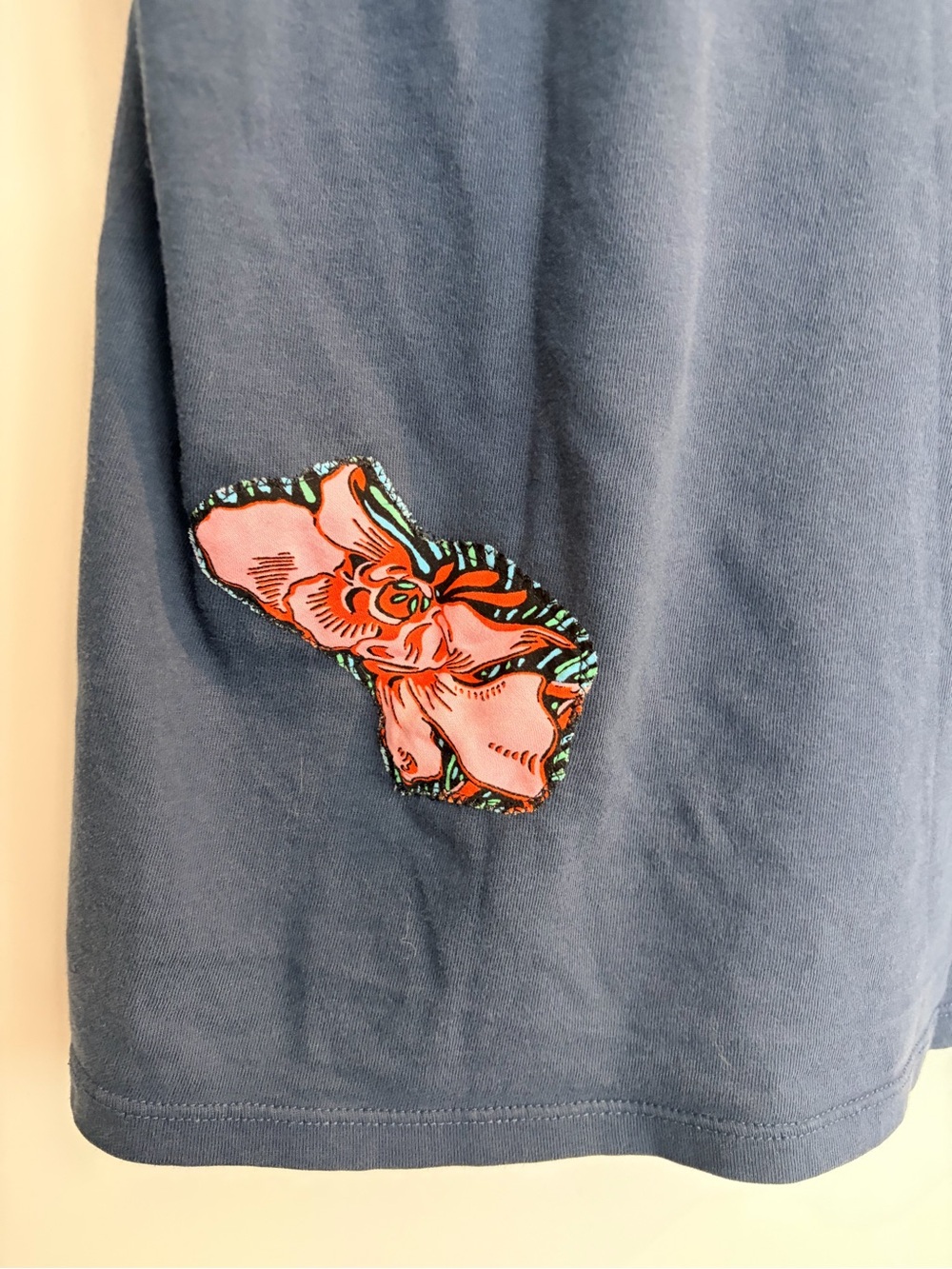 Upcycled Levi’s Floral Pocket Tee With Matching Scrunchie - Picture 4 of 10